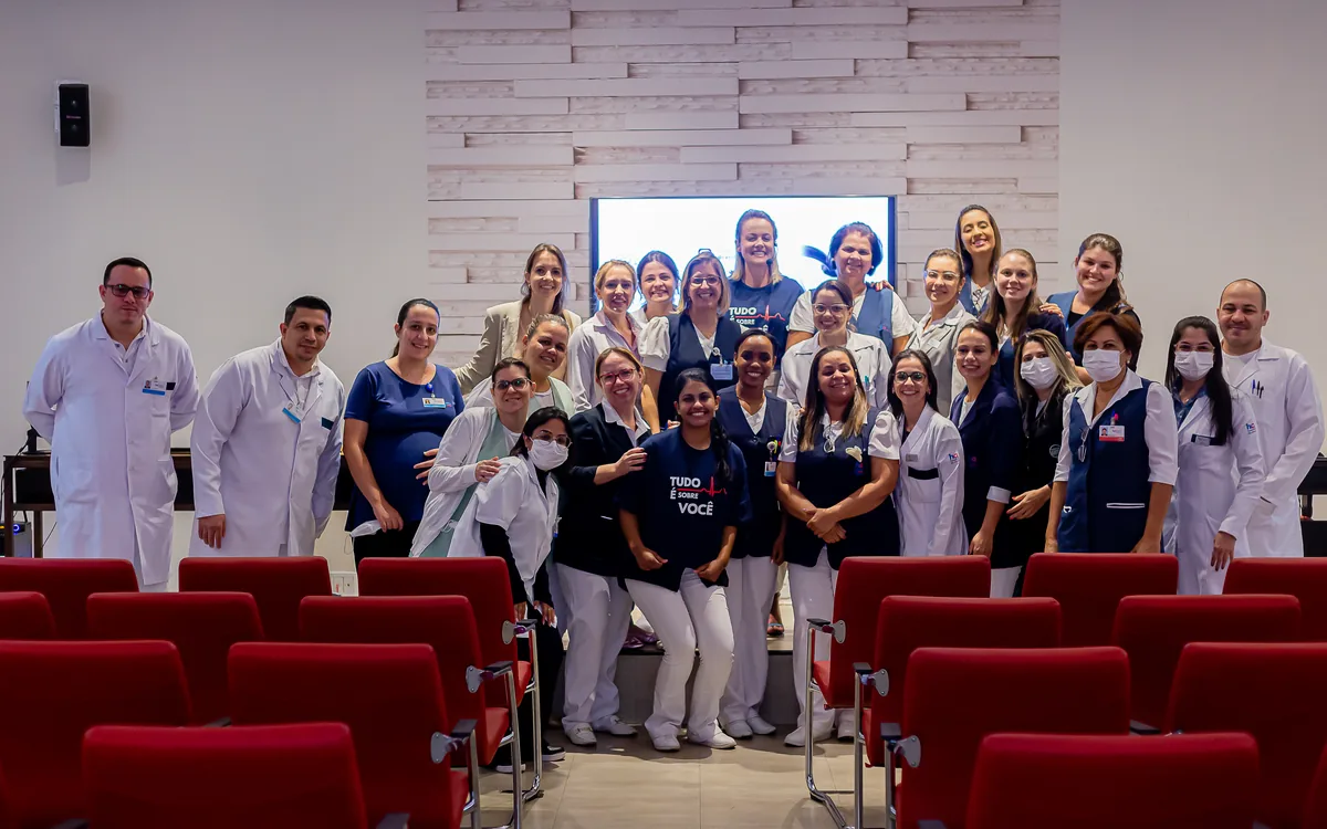 Carol Basilio com a equipe do Hospital de Amor