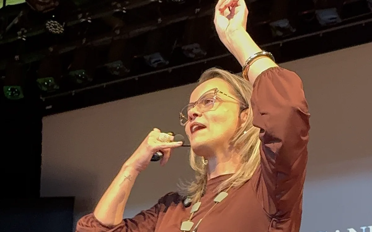 Carol Basilio no palco do I Simpósio de Gerenciamento em Enfermagem, Unoeste