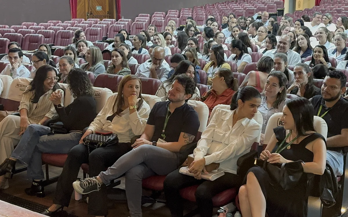 Plateia lotada no Teatro Cesar Cava, Unoeste