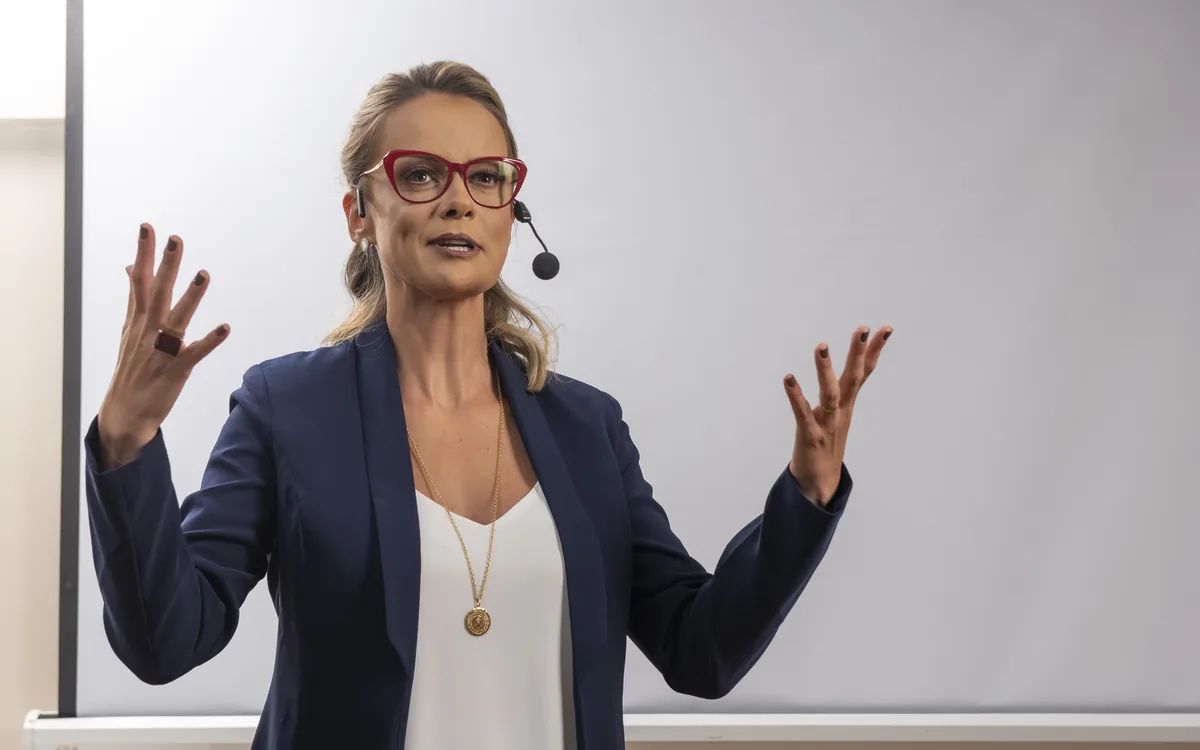 Carol Basilio conduzindo um treinamento