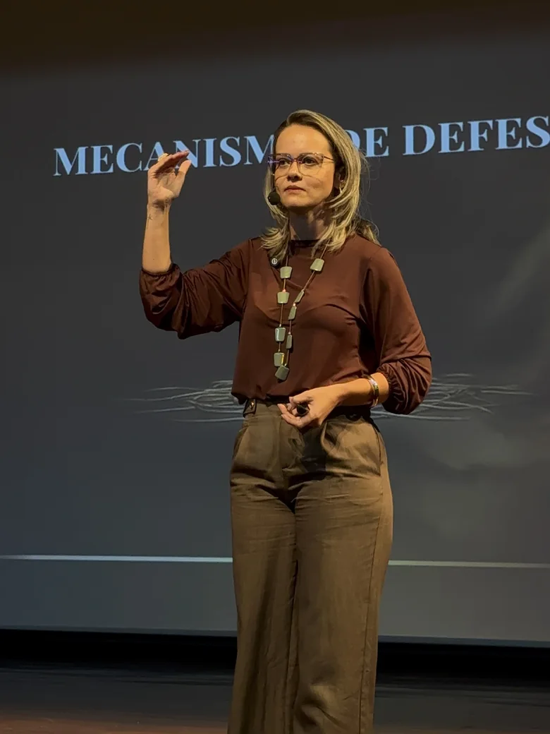 Carol Basilio palestrando sobre mecanismos de defesa